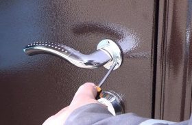 Замена дверной ручки металлической двери в Алексине