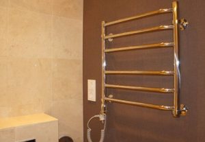 Установка электрического полотенцесушителя в ванной в Алексине